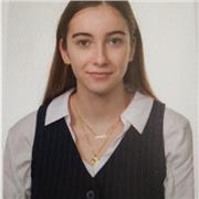Estudiante de bachillerato con conocimientos para ayudar a alumnos de primaria